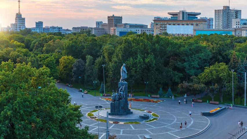 Mitten im Zentrum befindet sich der Park, der dem ukrainischen Dichter Taras Schewtschenko gewidmet ist, inklusive eines Denkmals für ihn.