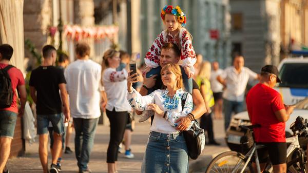 Am sogenannten Tag der Stadt am 23. August strömen viele Charkiwer in die Stadtmitte, um zu feiern. Viele tragen dabei auch die ukrainische Tracht.