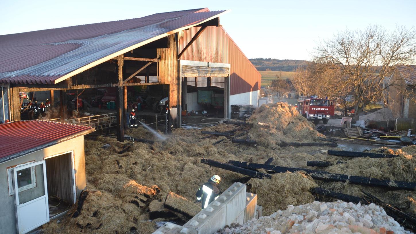 Die Feuerwehrleute konnten verhindern, dass der Stall in Obermögersheim in Vollbrand geriet.