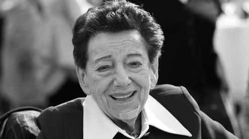 Die Holocaust-Überlebende Inge Deutschkron ist im Alter von 99 Jahren gestorben. Das bestätigte die Schwarzkopf-Stiftung Junges Europa am Mittwoch unter Berufung auf ihr persönliches Umfeld. Deutschkron war mit ihrer Autobiografie «Ich trug den gelben Stern» über ihre dramatische Überlebensgeschichte als Jüdin in Berlin bekannt geworden.