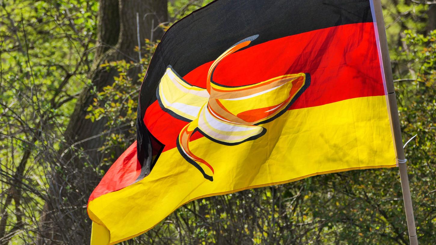 Mann hisst Deutschlandflagge mit Banane - jetzt droht eine Strafanzeige