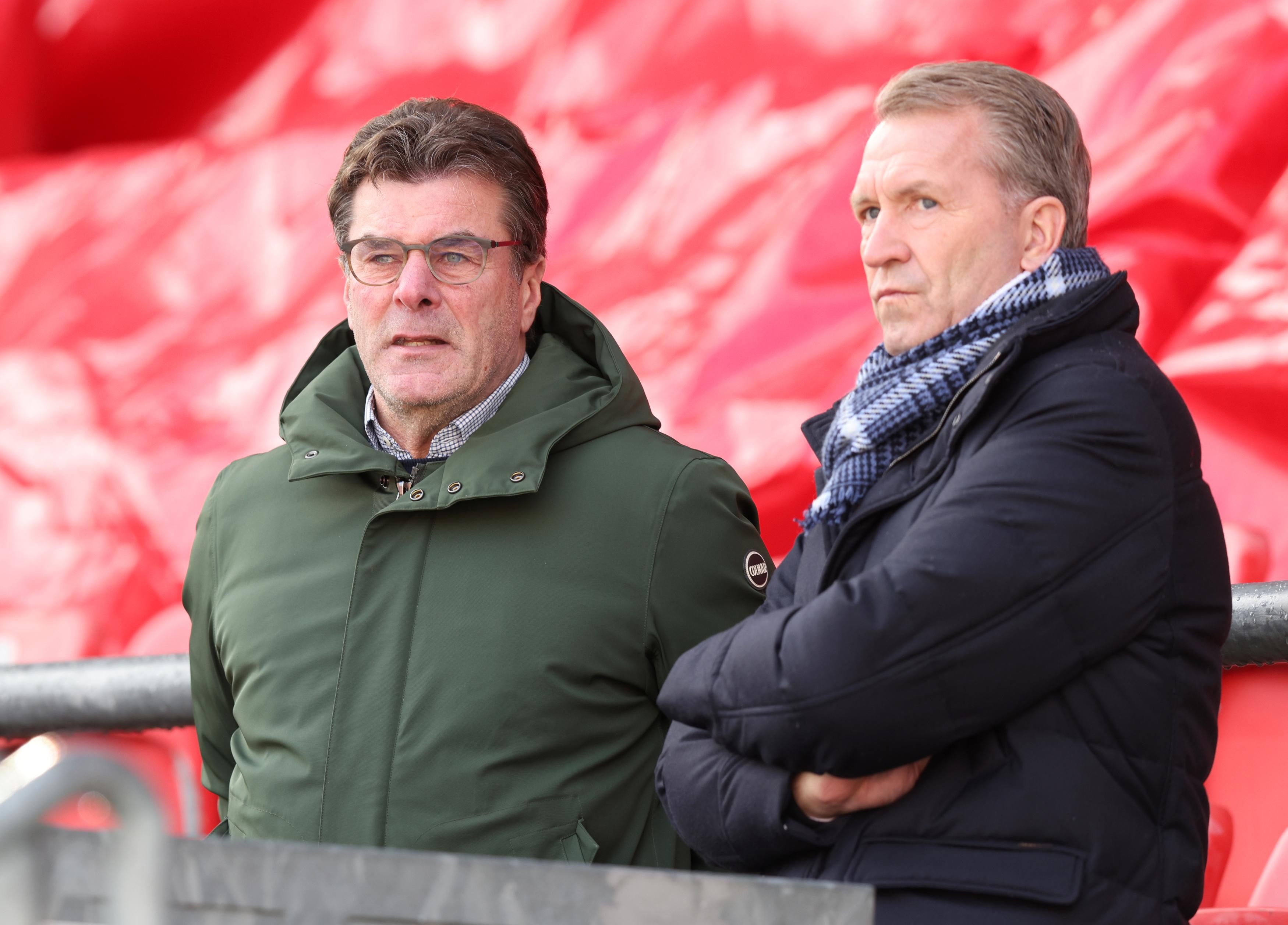 Im Sommer 2021 war beim DFB dann jedoch Schluss. Nach 17 Jahren beendete Nürnbergs Torhüter-Ikone seine Tätigkeit als Bundestorwarttrainer. "Ich bin mit Jogi gekommen und werde mit ihm gehen", gab der da noch 59-Jährige nach dem deutschen Achtelfinal-Aus bei der EM zur Kenntnis. Seitdem sieht man Köpke senior zumindest gefühlt wieder häufiger. Im Wiesengrund, vor seinem Haus in Nürnberg-Unterbürg, Getränke-Einkaufen in der Laufamholzstraße. Oder im Stadion, was einen besonderen Grund natürlich hat