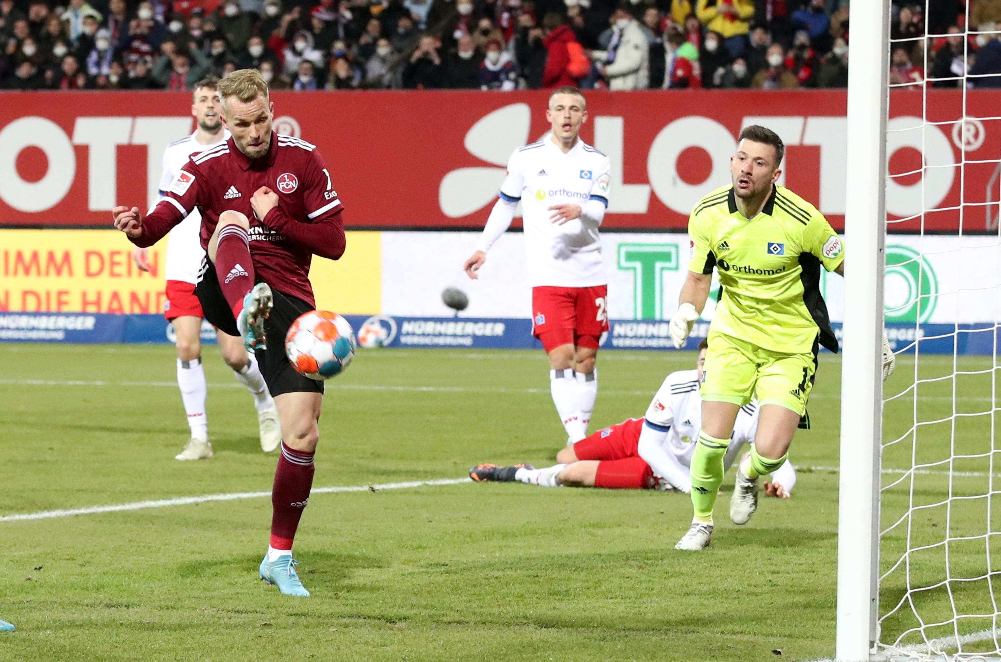 Ab Sommer 2020 spielte wieder ein Köpke für den FCN. Er heißt Pascal und machte sich - bereits in der Jugend für den Club aktiv - seit seiner Rückkehr zu den Rot-Schwarzen in anderer Rolle als der Vater um Nürnbergs Lieblingsverein verdient. Nachdem ein Kreuzbandriss den stürmenden Filius des Weltstars ziemlich genau ein Jahr aus dem Verkehr gezogen hatte, schien die Karriere des mobilen Angreifers beim Altmeister zwischenzeitlich Fahrt aufzunehmen. Den Nachweis lieferte die Statistik, in welcher Köpke junior in Sachen Torerfolgen am Papa vorbeizog. In der Saison 2022/23 stockte es allerdings wieder bei "Passi", dessen Vater als Torwarttrainer nun Jürgen Klinsmann bei der südkoreanischen Nationalmannschaft unterstützt. Seit 2023 stürmt der Blondschopf für den MSV Duisburg. 