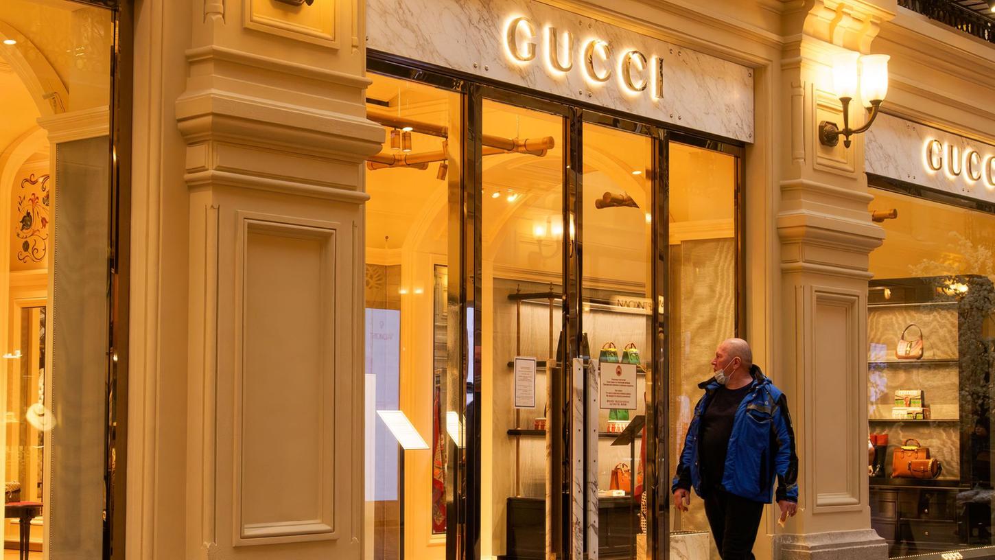 Ein Mann geht in Moskau an einer geschlossenen Gucci-Boutique vorbei.