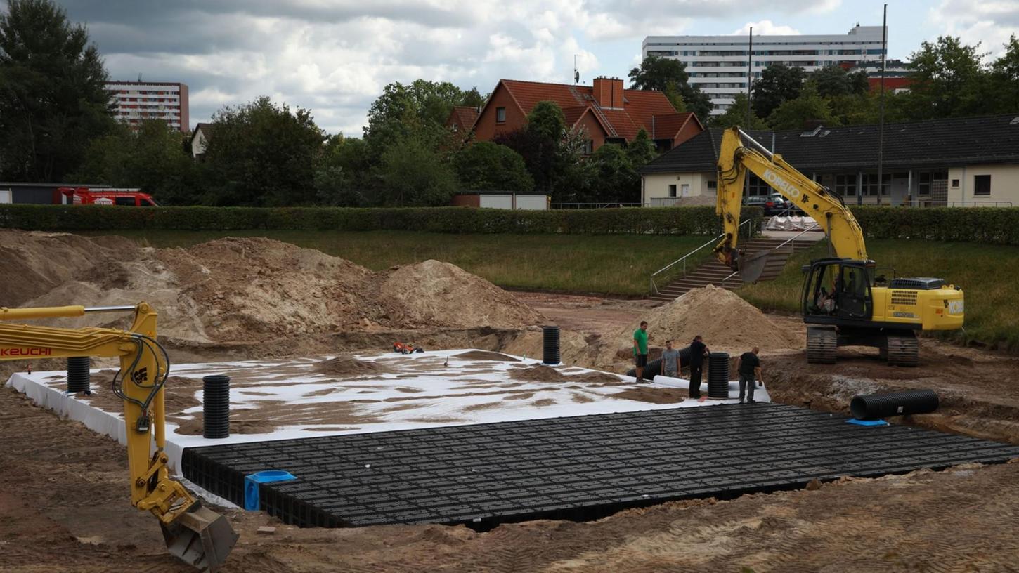 Im Hamburger Hein-Klink-Stadion wurden im Untergrund Speicher-Rigolen aus Kunststoff eingebaut, von Wasserwirtschaftlern gerne als "Bierkästen" tituliert. Dort kann viel Wasser hingeleitet werden, auch aus der Umgebung, und dann langsam versickern. Im Hamburger Hein-Klink-Stadion wurden im Untergrund Speicher-Rigolen aus Kunststoff eingebaut, von Wasserwirtschaftlern gerne als "Bierkästen" tituliert. Dort kann viel Wasser hingeleitet werden, auch aus der Umgebung, und dann langsam versickern.