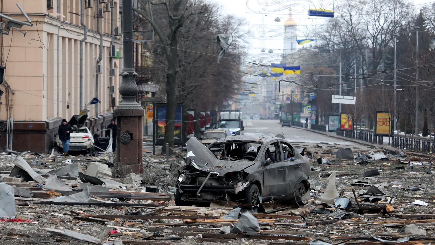 Krieg in der Ukraine: Ein ausgebranntes Autos in der Nähe des durch Angriffe zerstörten Gebäudes der regionalen Verwaltung von Charkiw, der zweitgrößten Stadt des Landes. Krieg in der Ukraine: Ein ausgebranntes Autos in der Nähe des durch Angriffe zerstörten Gebäudes der regionalen Verwaltung von Charkiw, der zweitgrößten Stadt des Landes.