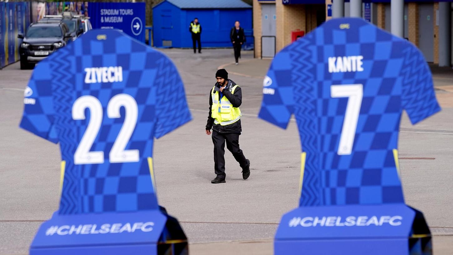 Getrübte Stimmung an der Stamford Bridge, dem Stadion des Chelsea FC. Der Eigentümer der "Blues" wurde mit Sanktionen belegt, das Tagesgeschäft kann der amtierende Champions-League-Sieger nur aufgrund einer Sonderlizenz und mit massiven Einschränkungen weiterführen.