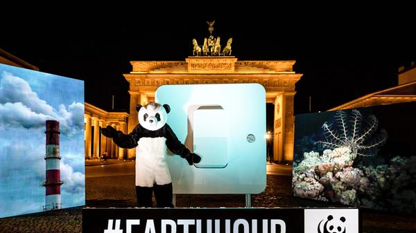 EarthHour-2021-Berlin-Brandenburger-Tor-c-joerg-farys-wwf