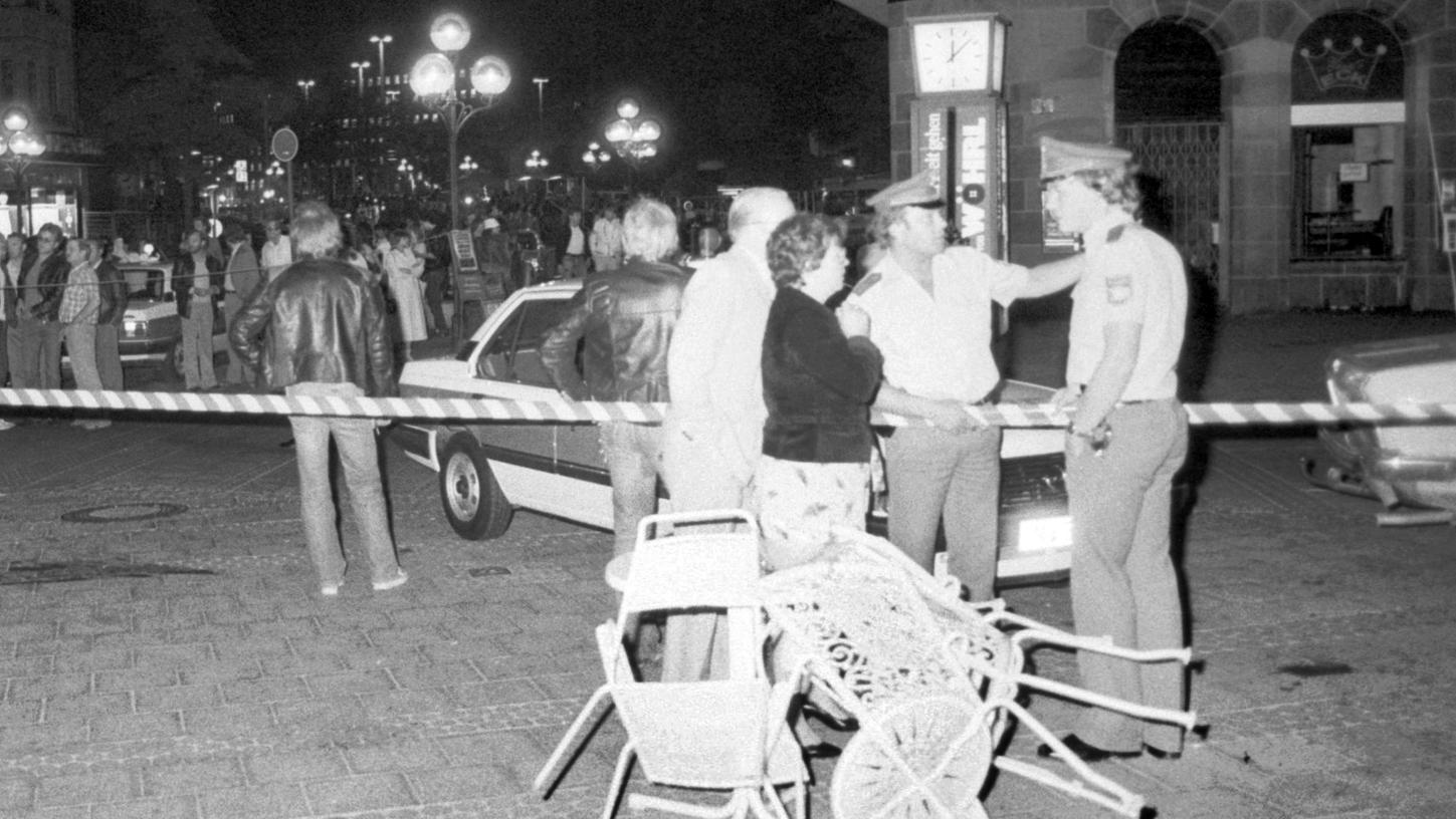 Rechtsterrorist Helmut Oxner tötete am 24. Juni 1982 drei Menschen in der Nürnberger Altstadt. Das Bild entstand kurz nach dem Blutbad, als die Polizei den Tatort abriegelte.