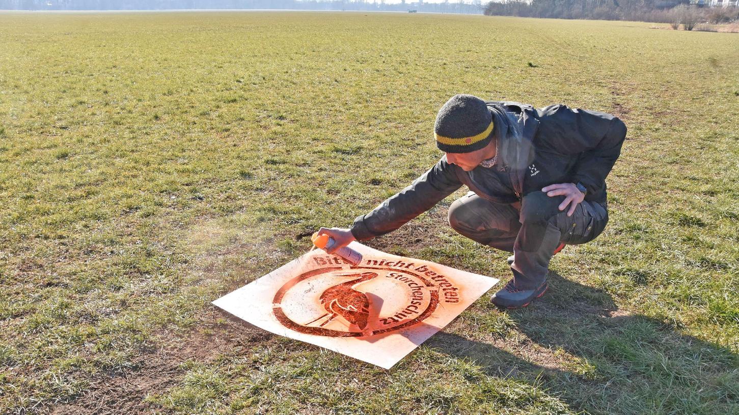 „Bitte nicht betreten, Storchenschutz“: Philipp Naßutt von der Stadt Fürth markiert in den Schutzgebieten die Wiesen mit auffälligen Hinweisen.
