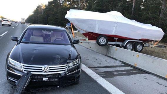 Motorboot auf Schutzwand "geparkt": Hoher Schaden auf der A9 bei Allersberg