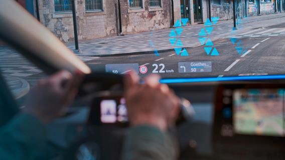 Eine neue Generation Head-up-Displays will Navigation und Unterhaltung im Auto revolutionieren