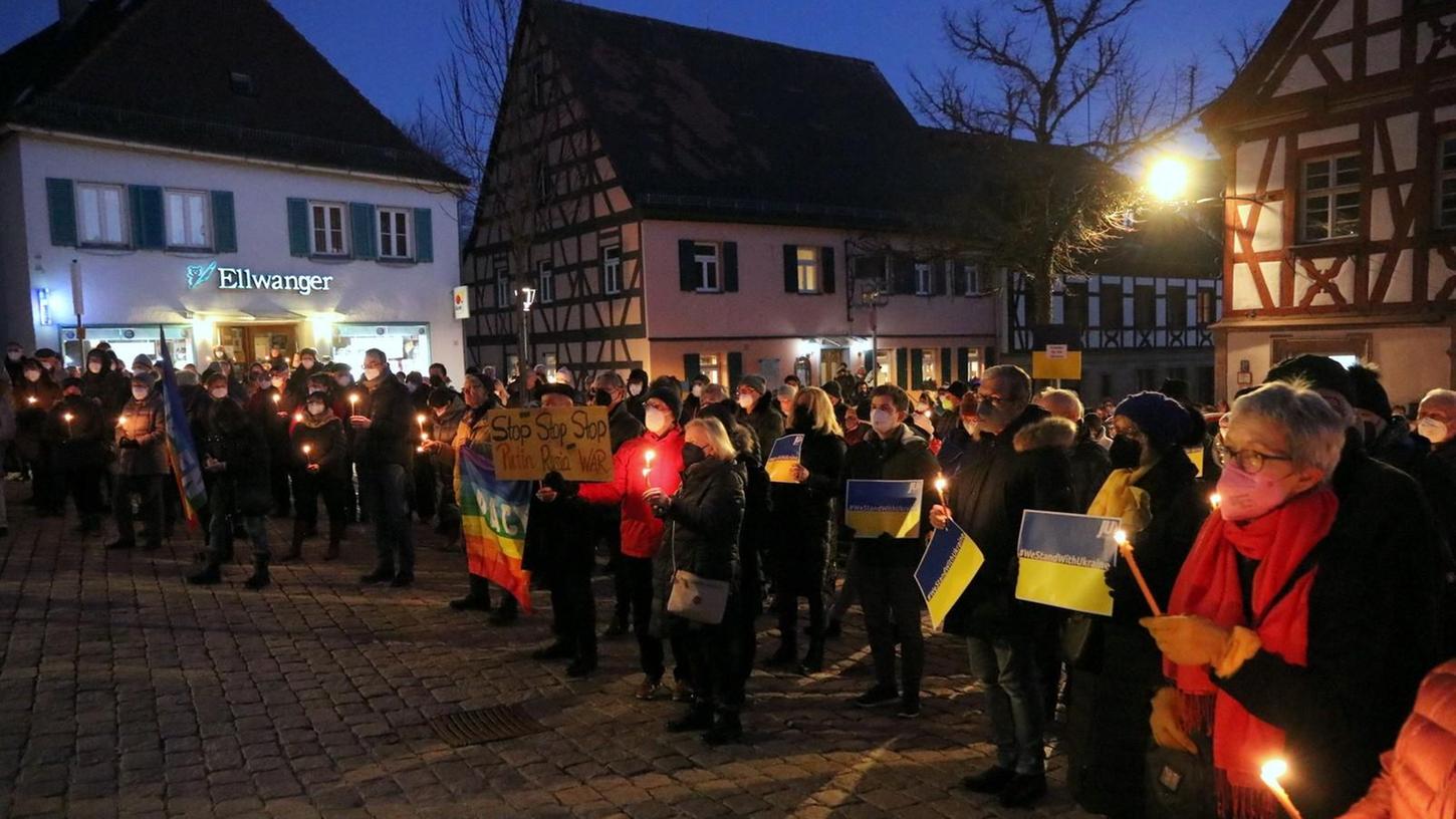 Ein Friedensgebet für die Ukraine mit vielen Teilnehmern fand am 7. März in Herzogenaurach statt. 