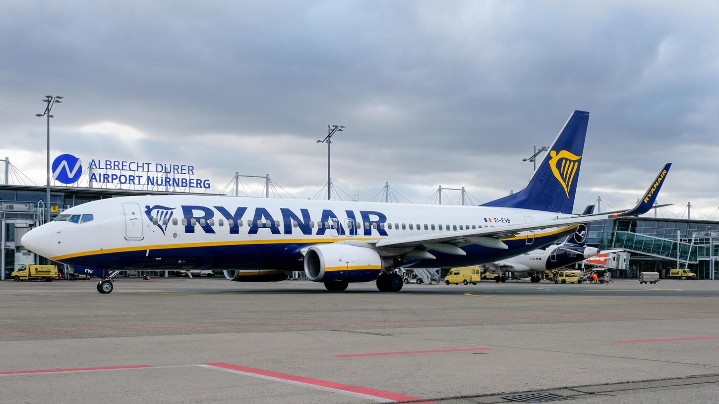 Ryanair sollte am Samstag zahlreiche Fluggäste nach Mallorca bringen - allerdings hob die entsprechende Maschine erst zwei Nächte später ab.