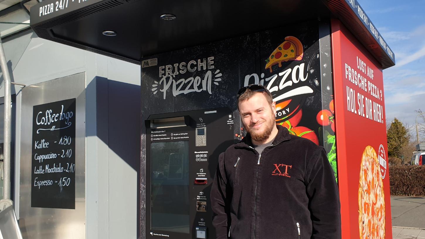 Marvin Wägner mit seinem Pizza-Automaten an der Tankstelle in der Brettergartenstraße 76 in Schniegling. Auch in Stein hat er einen solchen bereits platziert.