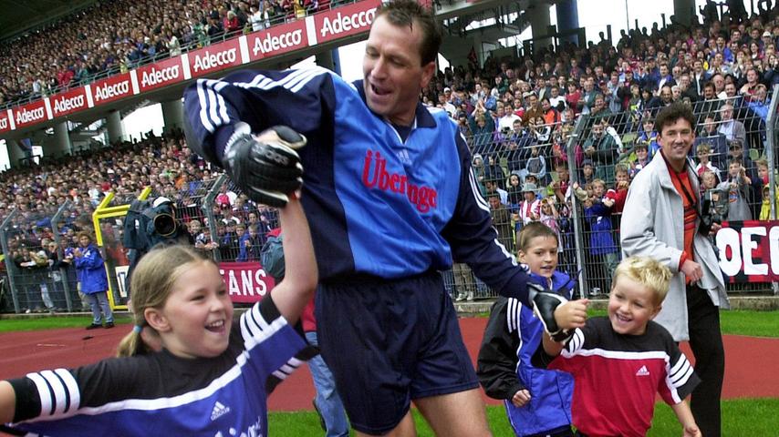 2001 beendete Andreas Köpke in Nürnberg seine Profikarriere. Sohn Pascal (an der linken Hand) spielt heute ebenfalls für den Club.