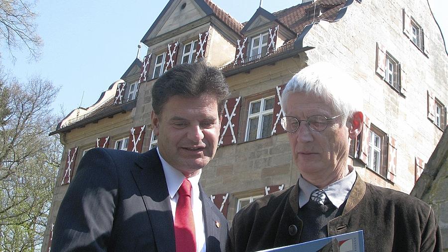 Bürgermeister Werner Langhans gratulierte dem Administrator von Schloss Kugelhammer, Christoph von Volckamer, zur denkmalpflegerischen Auszeichnung.