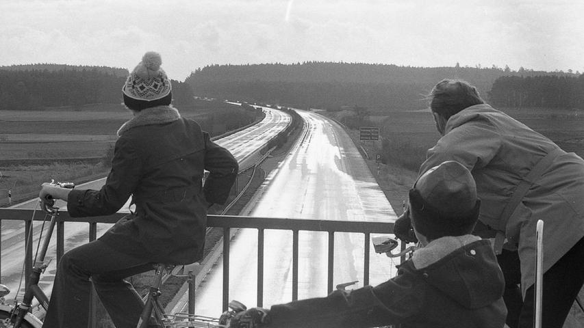 Auf einer Brücke bei Heßdorf (Landkreis Erlangen-Höchstadt) genossen Fahrradfahrer den Blick auf die sonst so belebte A3, die jetzt gespenstisch leer dalag.