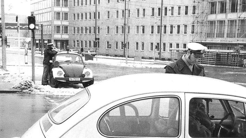 Am Nürnberger Rathenauplatz kontrollierte die Polizei die wenigen Autofahrer, die unterwegs waren. Nur bei Notfällen oder mit einer Sondergenehmigung durfte man unterwegs sein.