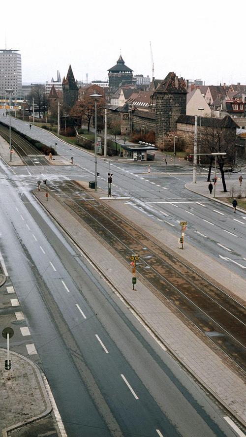 Auf manchen städtischen Hauptstraßen war es dagegen gespenstisch leer, wie hier am Nürnberger Frauentorgraben, an dem damals noch die Straßenbahngleise entlangführten.