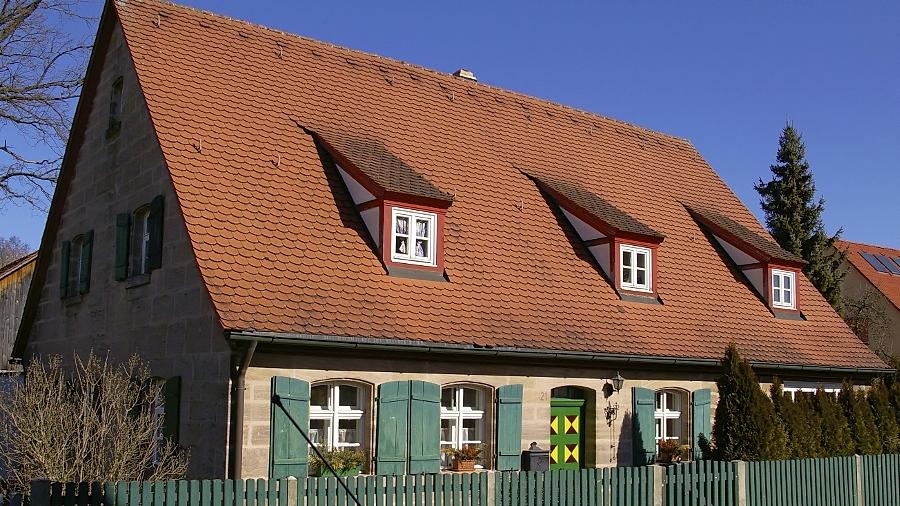 Das Haus in der Allersberger Straße 21. Der alte, noch erhaltene Eingang zur Straße hin wird nicht mehr genutzt, der Eingang liegt jetzt auf der Nordseite. Das Haus in der Allersberger Straße 21. Der alte, noch erhaltene Eingang zur Straße hin wird nicht mehr genutzt, der Eingang liegt jetzt auf der Nordseite.