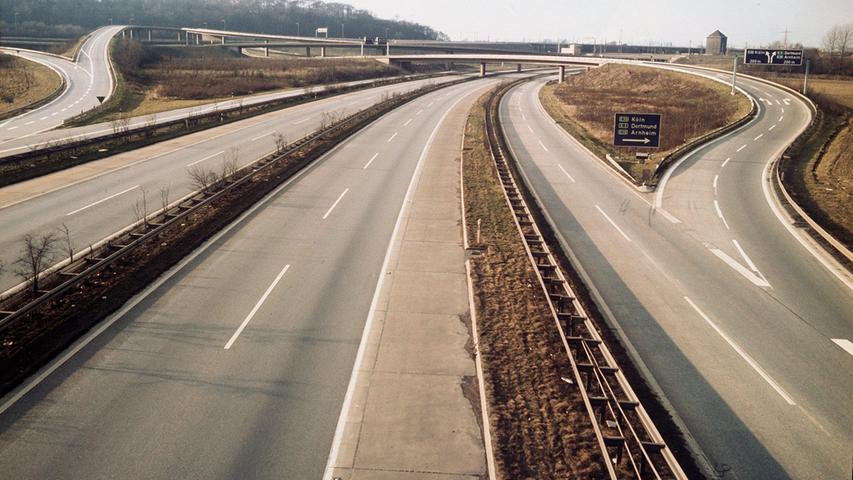 Während die deutschen Autobahnen an den vier Sonntagen Ende 1973 wie leergefegt waren ...