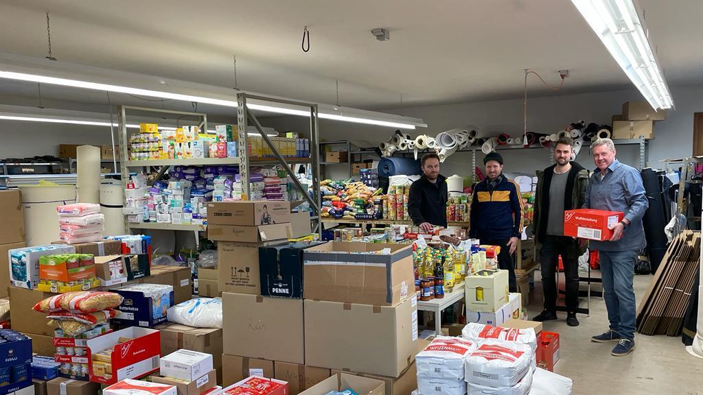 Lebensmittel und Hygieneartikel stapeln sich im Lager der Firma Hochmuth. Der Treuchtlinger Ingo Hochmuth startete eine Spendenaktion für die Ukraine, bei der mittlerweile über zehn Tonnen zusammen gekommen sind.