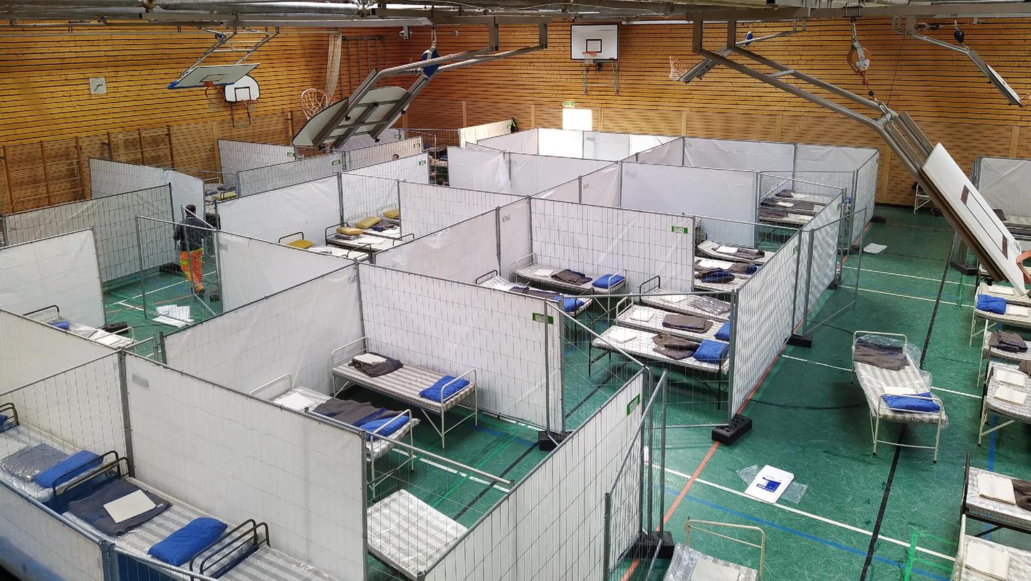 In der Turnhalle der Senefelder-Schule ist nun eine Notunterkunft für ukrainische Flüchtlinge entstanden. Etwa 120 Menschen können dort unterkommen. In der Turnhalle der Senefelder-Schule ist nun eine Notunterkunft für ukrainische Flüchtlinge entstanden. Etwa 120 Menschen können dort unterkommen.