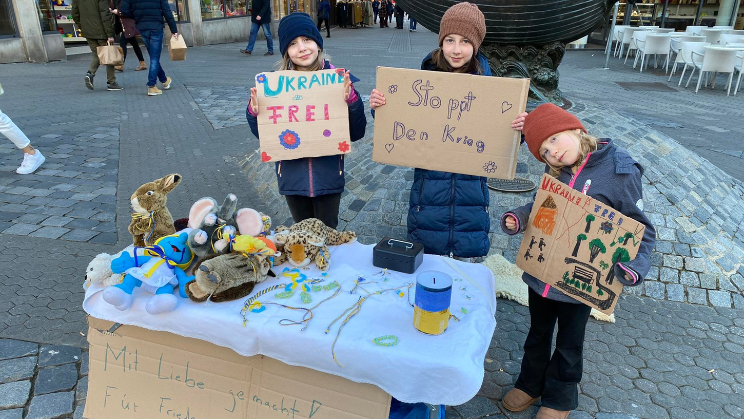 Am Dienstag verkauften Emma (links) und Hanna Gottwald (rechts) mit ihrer Freundin Selbstgeflochtenes, um Spenden für die Ukraine zu sammeln. 