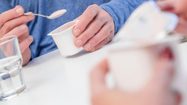 Die Deckel bitte ablösen und lose in die Gelbe Tonne werfen, damit die unterschiedlichen Materialien in der Sortieranlage richtig erkannt und sortiert werden können. Auch das Ineinanderstapeln von Bechern oder ähnlichem stört den Prozess: Die Sortieranlagen können dann die unterschiedlichen Materialarten nicht mehr richtig trennen. Und ganz wichtig: Verpackungen immer restentleert in der Gelben Tonne entsorgen. Essensreste und Verunreinigungen erschweren die Sortierung und das Recycling. Es ist nicht nötig, die Becher mit Wasser auszuwaschen.