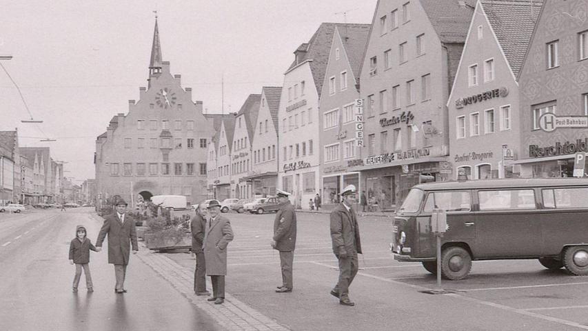 Am Neumarkter Marktplatz, wo damals noch die Bundesstraße vorbeiführte, kontrollierte die Polizei ebenso eifrig...