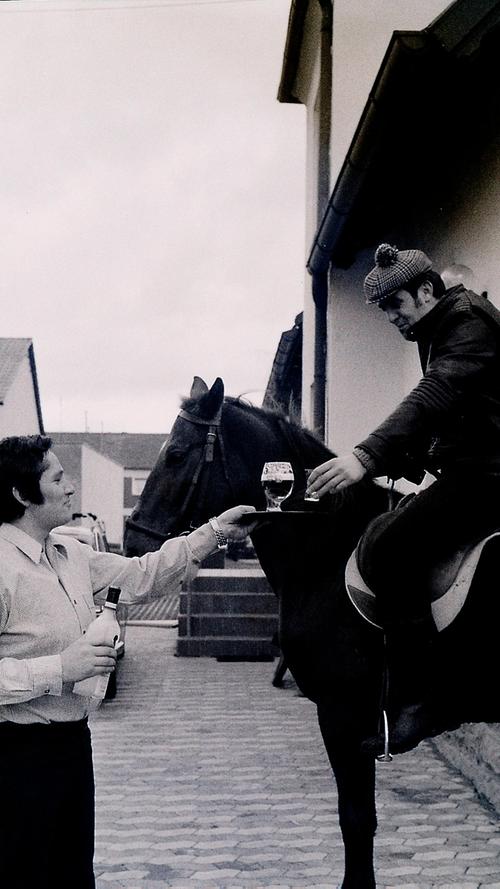 Und zuweilen stieg man auch selbst aufs Pferd, so wie dieser Reiter, der sich in der Neumarkter Bauernstuben hoch zu Ross ein Getränk gönnte.