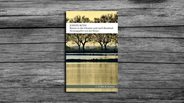 Joseph Roth "Reisen in die Ukraine und Russland": Schon in den 1920er Jahren sah Joseph Roth seine einstige Heimat (er wurde an der Grenze zu Weißrussland geboren) als ein von politischen Mächten gebeuteltes Land und er schrieb: "In diesem Europa, in dem die möglichst große Selbständigkeit der Nationen das oberste Prinzip der Friedensschlüsse, Gebietsteilungen und Staatengründungen war, hätte es den europäischen und amerikanischen Kennern der Geographie nicht passieren dürfen, dass ein großes Volk (…) in mehrere nationale Minderheiten zerschlagen, in verschiedenen Staaten weiterlebe." (Beck Verlag, 14,95 Euro)