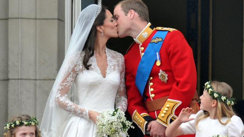 Darauf haben die Anhänger der königlichen Familie in Großbritannien gewartet. Prinz William hat seiner Cate zuerst das Ja-Wort in der Westminster-Abbey gegeben und schließlich auf dem Balkon des Buckingham-Palastes geküsst.