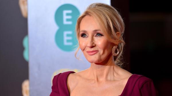 Die Harry-Potter-Autorin J.K. Rowling will nach eigenen Angaben tief in die Tasche greifen, um den Betroffenen des Krieges zu helfen. Einen Spendenaufruf der von ihr gegründeten Organisation Lumos teilte sie auf Twitter mit dem Versprechen, für eingehende Spenden bis zu einer Million Pfund den gleichen Betrag draufzulegen.