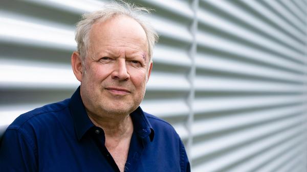Der "Tatort"-Schauspieler Axel Milberg stellte kurzerhand seine eigenen vier Wände bereit und nahm eine neunköpfige ukrainische Familie bei sich auf - inklusive drei Yorkshire-Terriern mit drei Welpen, wie Ehefrau Judith bei Instagram berichtete. "Sehr eng und auch chaotisch" gehe es bei den Milbergs in München seither zu. "Die Familie ist schwer traumatisiert und bedarf besonderer Fürsorge, da Ivan (8 Jahre) ein Junge mit Behinderung ist, er ist auf den Rollstuhl angewiesen und kann nicht sprechen", berichtete Milberg weiter. Sohn Julius habe die Familie in München angesprochen, nachdem diese es zuvor in einer "abenteuerlichen und lebensgefährlichen Flucht" in die bayerische Landeshauptstadt geschafft habe.