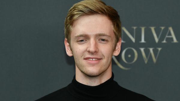 Auch Milbergs Schauspiel-Kollege Timur Bartels (26) stellte sein Zuhause zur Verfügung und nahm ein geflüchtetes Ehepaar aus Kiew in seinem Berliner Haus auf. Anfängliches Misstrauen und ein gewisses Schamgefühl des Ehepaares seien schnell verflogen gewesen, sagte Bartels der Deutschen Presse-Agentur. "Mittlerweile sind sie sehr glücklich und wollen überall helfen: Fenster putzen, Essen kochen. So viel kann ich gar nicht essen."