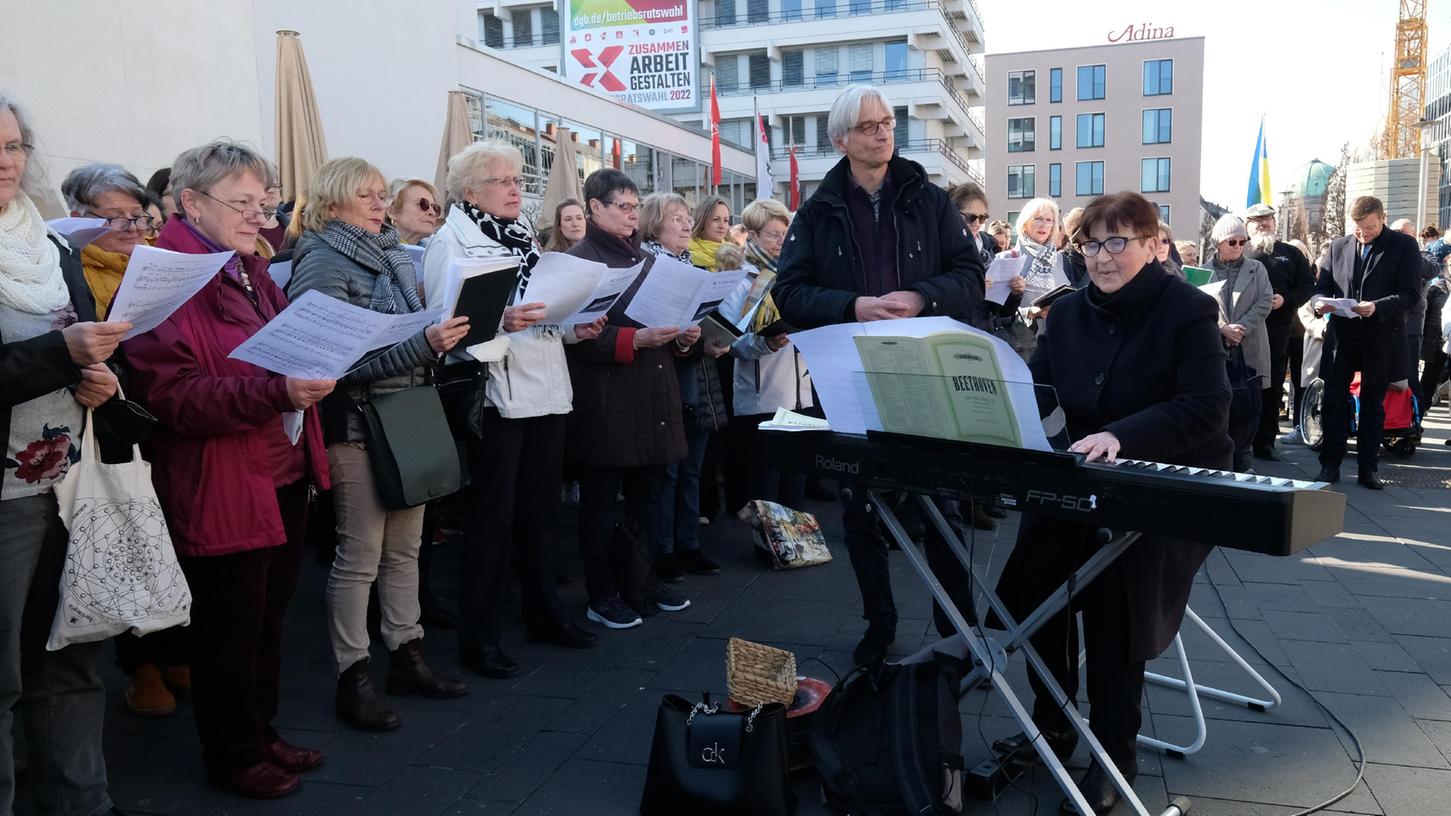 Mit Gesang gegen den Ukraine-Krieg: Nürnberger Chöre singen auf dem Kornmarkt die Deutsche und die Ukrainische Nationalhymne und schließen ihre Darbietung mit der Europahymne ab.