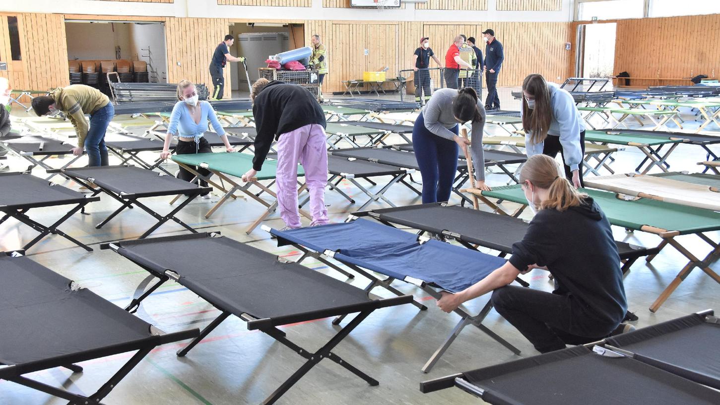 Schülerinnen und Schüler halfen Mitte März, die Sporthalle des Langenzenner Wolfgang-Borchert-Gymnasiums für die Ankunft von Menschen aus der Ukraine vorzubereiten. Seitdem wurden hier Geflüchtete untergebracht.