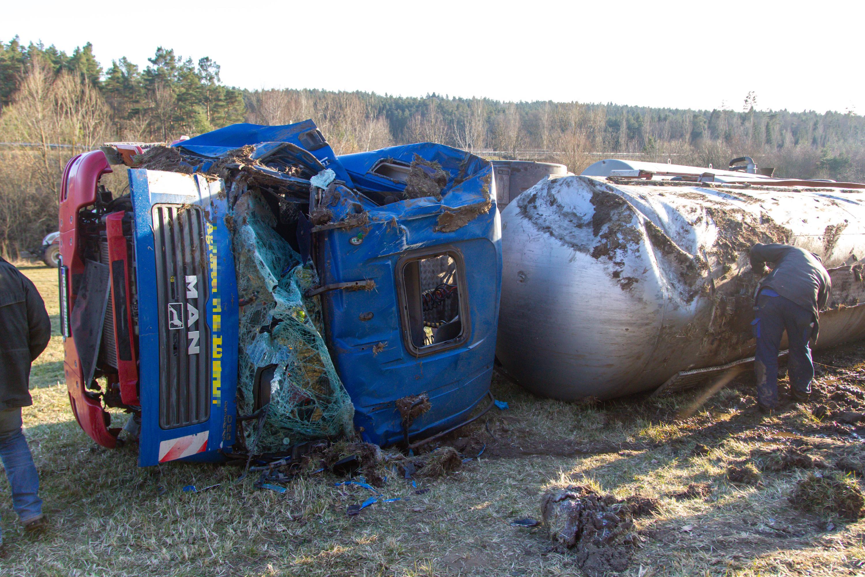 Lkw in Oberfranken umgekippt: Fahrer eingeklemmt – Tausende Liter Gülle ausgelaufen – Region