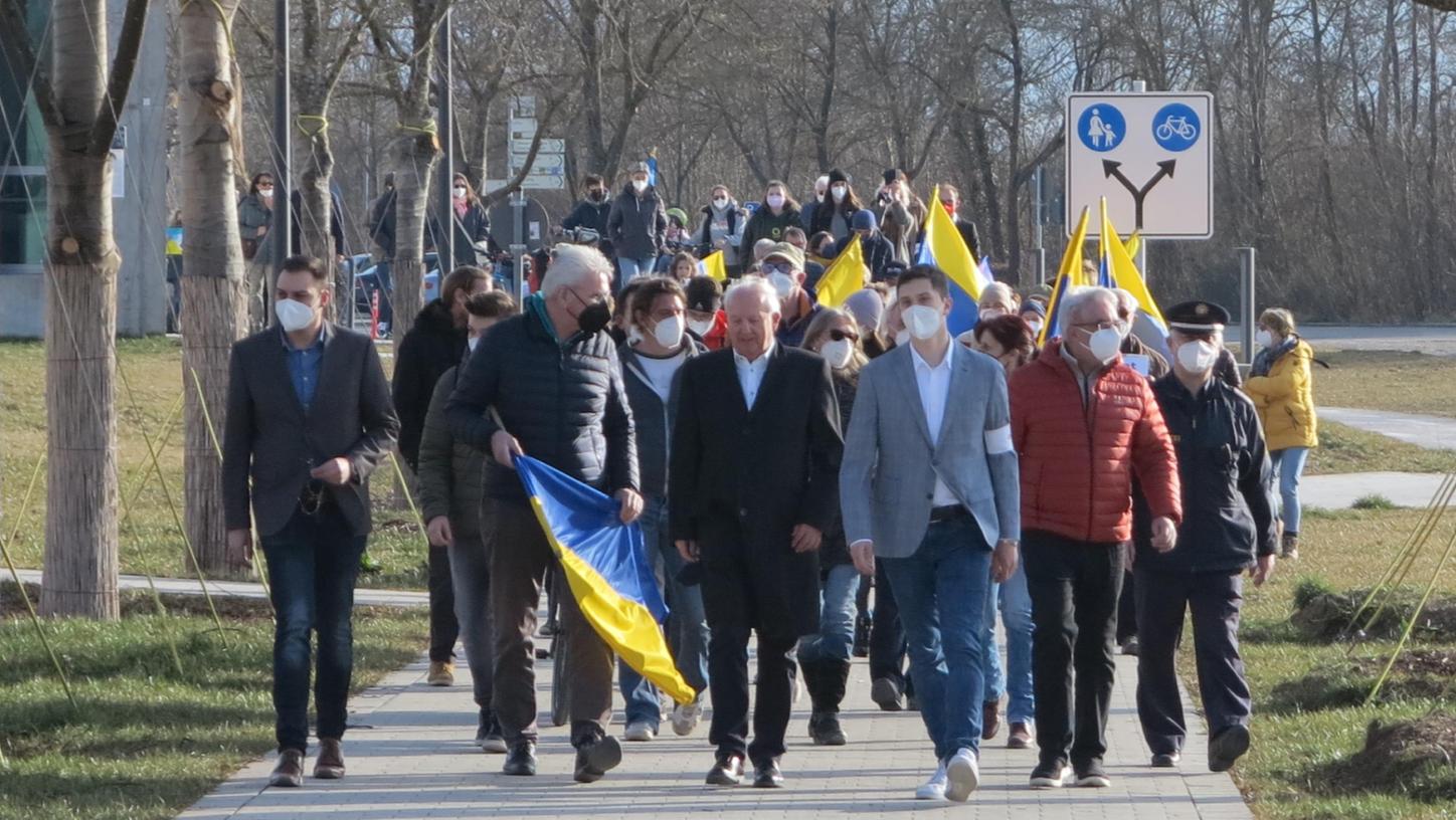 Die Teilnehmende der Demonstration zogen vom Schießwasen aus zur Promenade, ins Stadtzentrum und zurück zum Festplatz.   