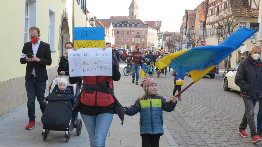 Vor dem Gunzenhäuser Rathaus: Groß und Klein zeigten, was sie vom Angriff Russlands auf die Ukraine halten.
