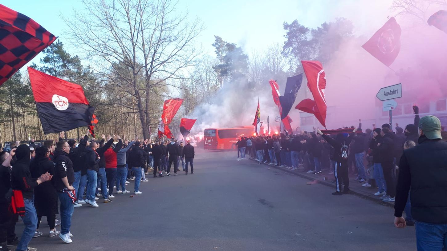 Mit Fahnen und bengalischem Feuer verabschiedeten die Fans den Mannschaftsbus.