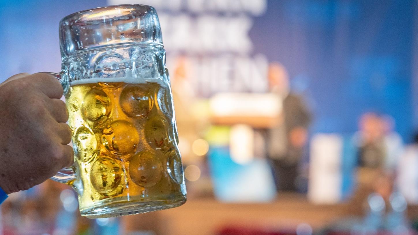 Kostet die Maß Bier auf bayerischen Volksfesten bald deutlich mehr? Ja, sagt der deutsche Brauerbund.