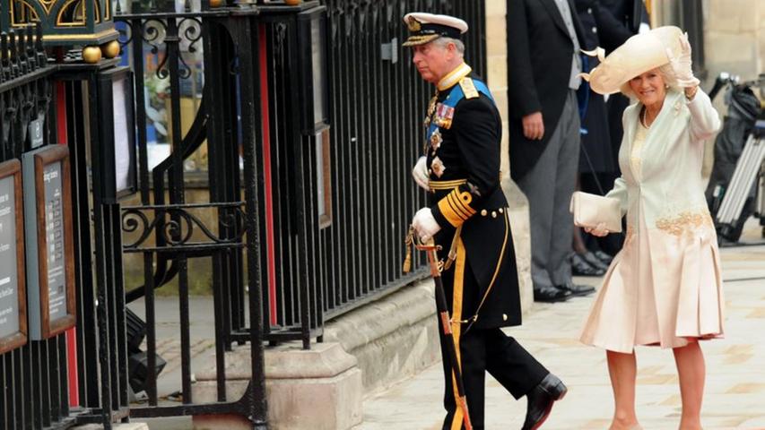 Prinz Charles erreicht mit Gattin Camilla die Kirche.