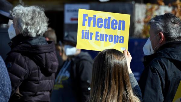 Wieder Mahnwachen gegen den Krieg in der Ukraine