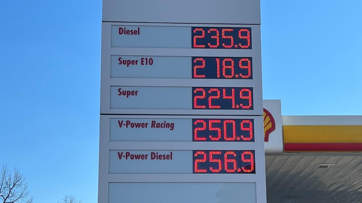 An der Tankstelle sind Autofahrer mit hohen Preisen konfrontiert. An der Tankstelle sind Autofahrer mit hohen Preisen konfrontiert.