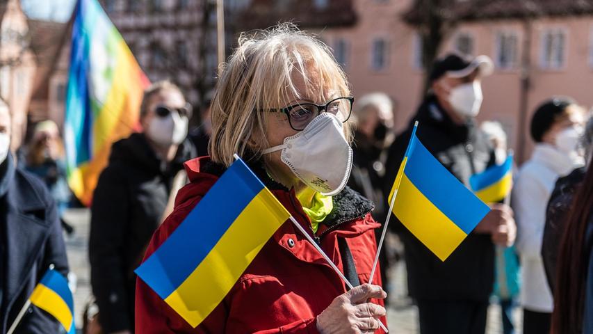 Landtagsabgeordneter Karl Freller versorgte die Teilnehmerinnen und Teilnehmer mit ukrainischen Fähnchen. Landtagsabgeordneter Karl Freller versorgte die Teilnehmerinnen und Teilnehmer mit ukrainischen Fähnchen.
