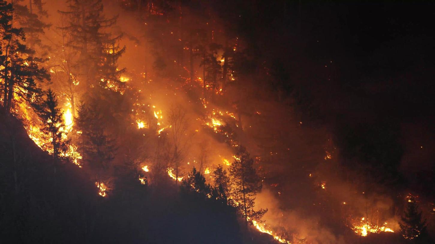 Ein riesiger Waldbrand in Tirol verlangt den Einsatzkräfte seit Samstag einiges ab.