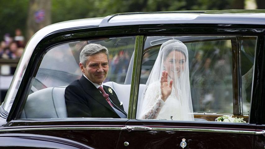 Vater Michael mit Tochter Kate Middleton im Brautwagen.